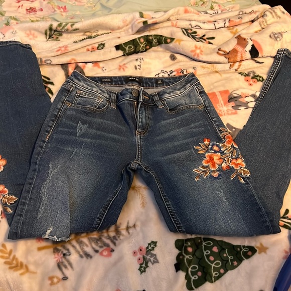 Skinny Miss Me jeans with floral on the legs - Picture 2 of 5